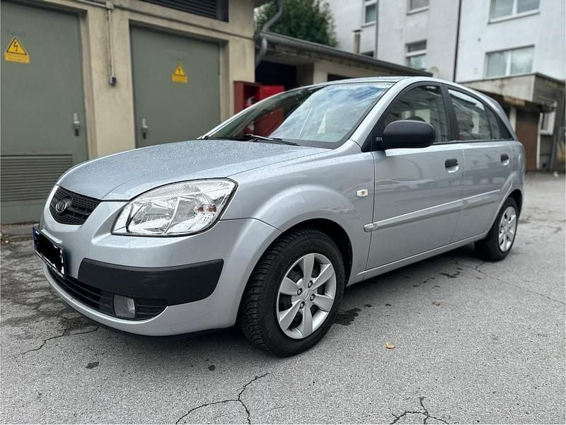Silber Gebraucht 2011 Kia Rio 2 Kleinwagen | 3.250 € (Fairer Preis) - Bild 1/4