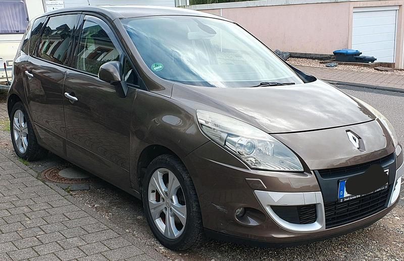 Braun Gebraucht 2009 Renault Scénic III Dynamique Van / Kleinbus | 3.495 € - Bild 1/4