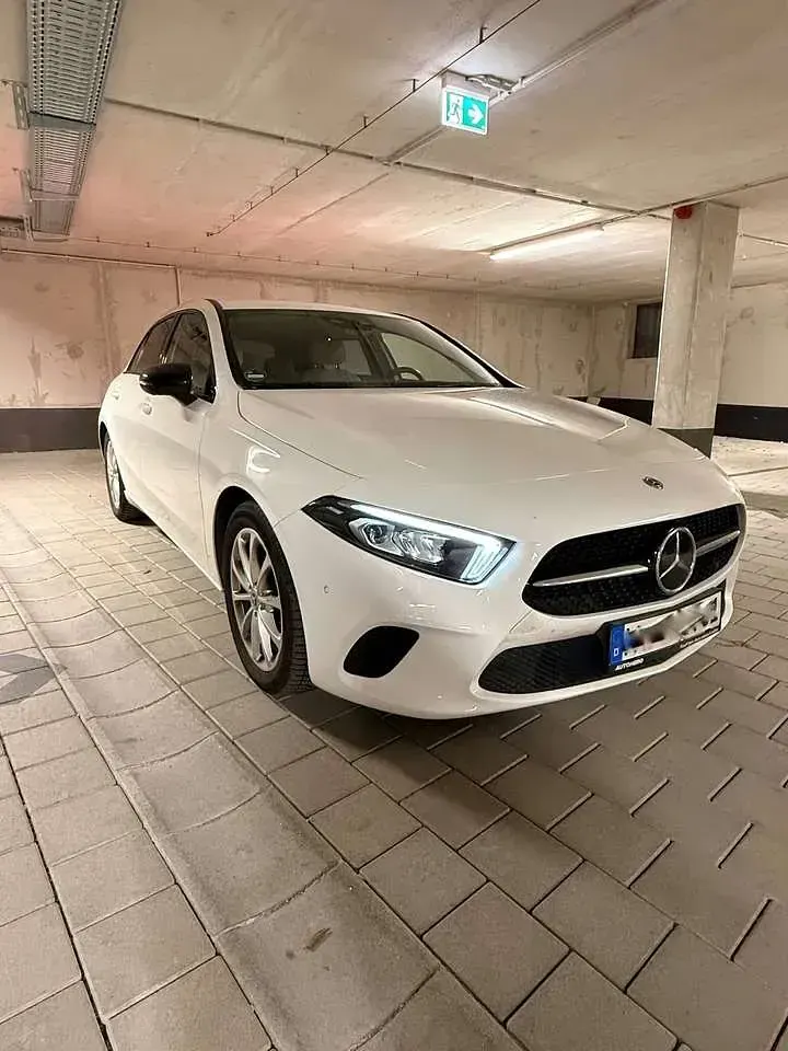 Gebraucht Mercedes A180 116 PS (85 kW) 2019 Limousine