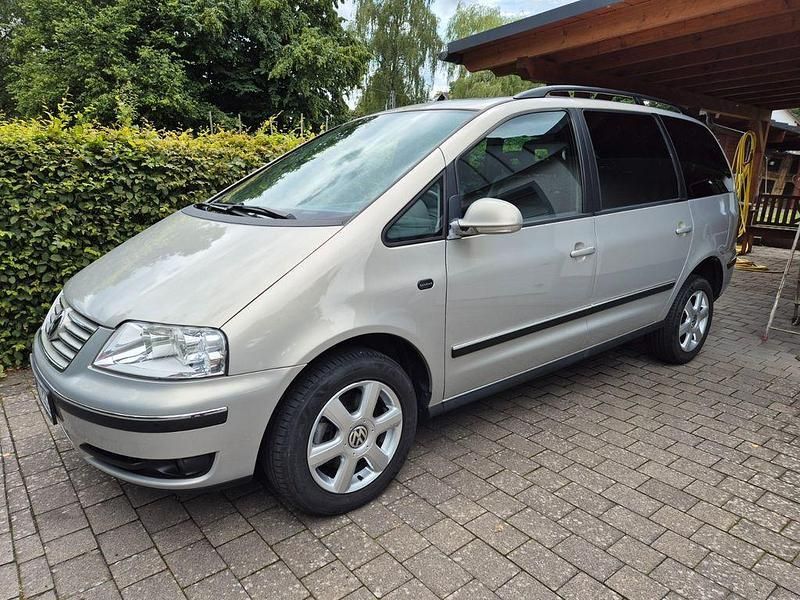 Silber Gebraucht 2009 VW Sharan Highline Van / Kleinbus | 6.500 € (Etwas zu teuer) - Bild 1/4