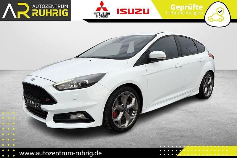 Weiß Gebraucht 2015 Ford Focus ST Limousine | 13.990 € (Fairer Preis) - Bild 1/4