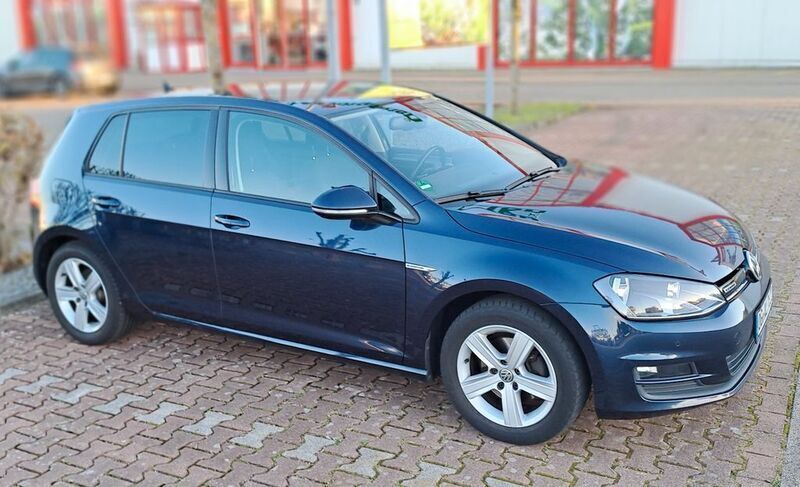 Blau Gebraucht 2015 VW Golf VII Comfortline Limousine | 8.699 € (Guter Preis) - Bild 1/4