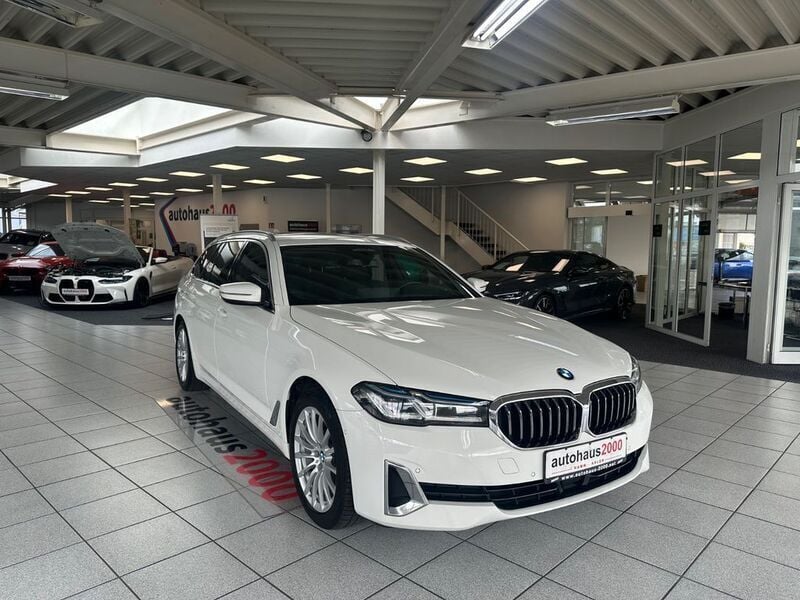 Weiß Gebraucht 2022 BMW 520 Luxury Line Limousine | 33.950 € (Fairer Preis) - Bild 1/4