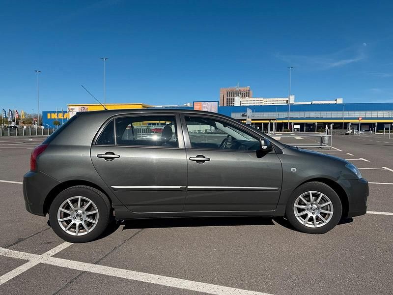 Używany Toyota Corolla 110 KM (80 kW) 2005 Szary Hatchback