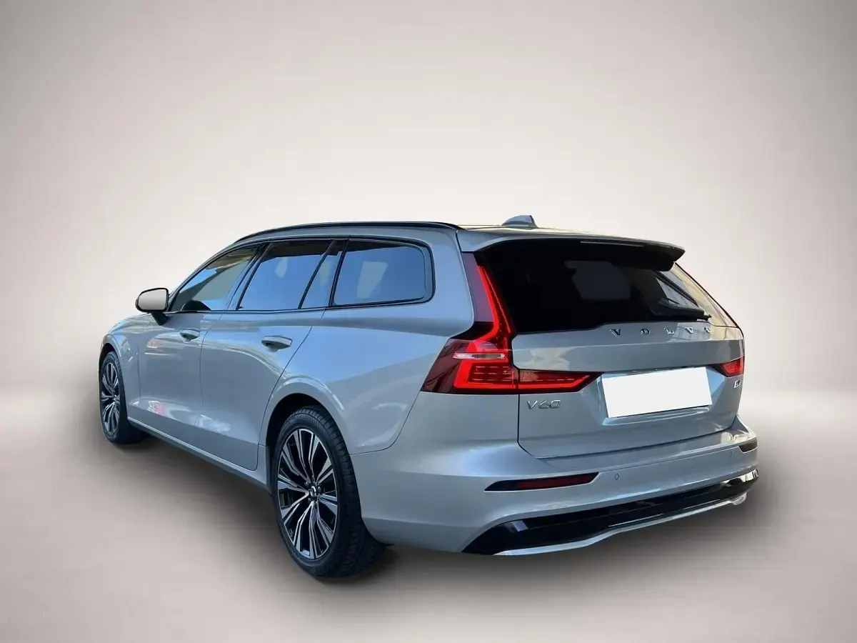Gebraucht Volvo V60 Plus 197 PS (144 kW) 2024 Manufacturer Kombi