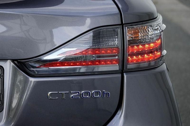 Grau Gebraucht 2016 Lexus CT200h Impression Line Limousine | 15.550 € (Guter Preis) - Bild 1/4