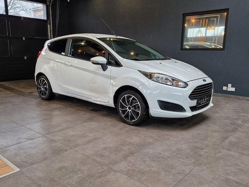 Gebraucht Ford Fiesta 101 PS (74 kW) 2014 Weiß Kleinwagen
