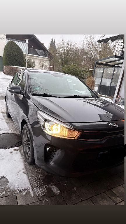 Grau Gebraucht 2020 Kia Rio DREAM-TEAM Edition Limousine | 10.900 € (Guter Preis) - Bild 1/4