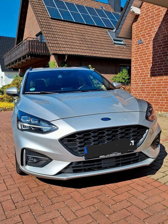 Silber Gebraucht 2019 Ford Focus ST-Line Limousine | 16.990 € (Etwas zu teuer) - Bild 1/4