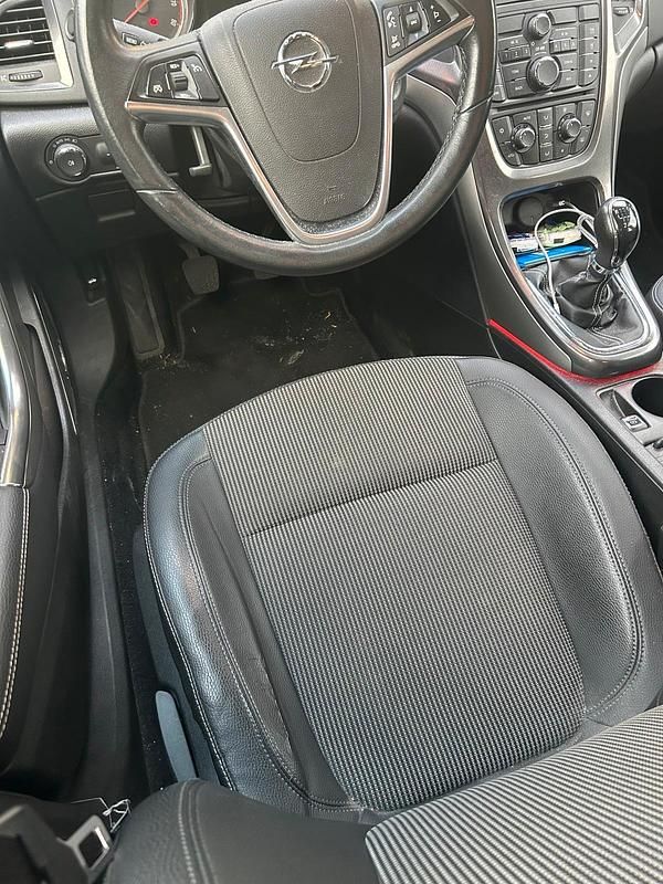 Gebraucht Opel Astra 140 PS (102 kW) 2011 Schwarz Kombi