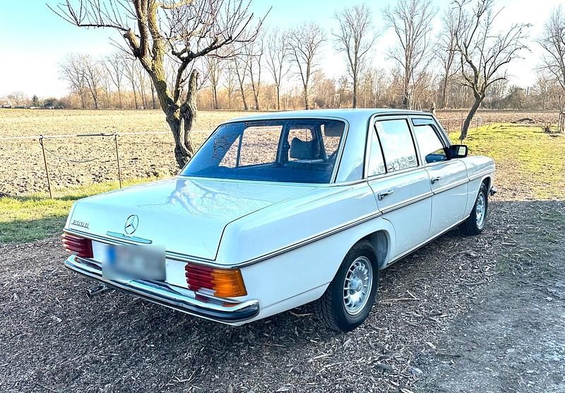 Gebraucht Mercedes 200 55 PS (40 kW) 1975 Weiß Limousine