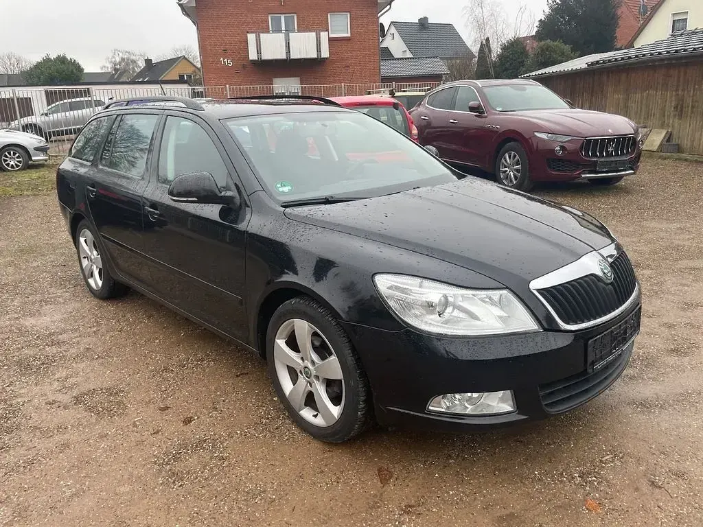 Gebraucht Skoda Octavia Ambiente 122 PS (89 kW) 2011 Schwarz Kombi