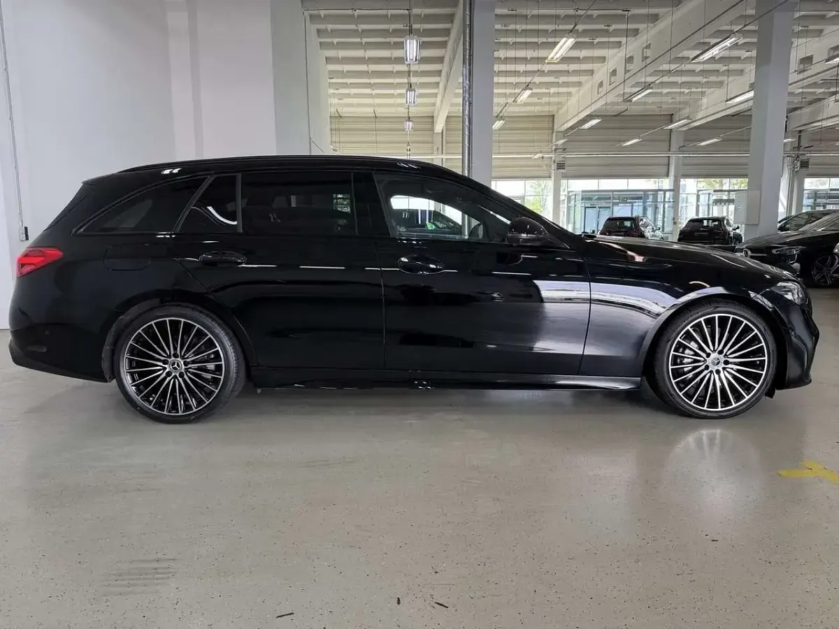 Gebraucht Mercedes C200 AMG line 163 PS (119 kW) 2025 Unilack schwarz Kombi