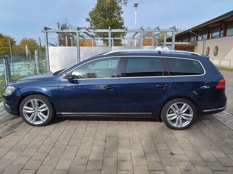 Blau Gebraucht 2011 VW Passat Highline Kombi | 10.990 € (Teuer) - Bild 1/4