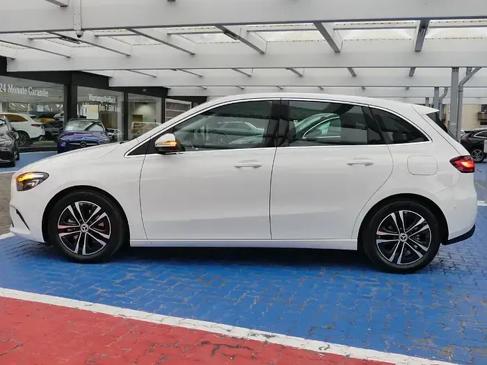 Gebraucht Mercedes B180 Progressive 136 PS (100 kW) 2024 Unilack polarweiß Kleinwagen