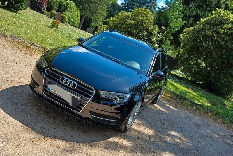 Schwarz Gebraucht 2013 Audi A3 Attraction Limousine | 14.650 € - Bild 1/4