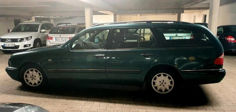 Grün Gebraucht 1997 Mercedes E200 Kombi | 2.990 € (Etwas zu teuer) - Bild 1/4