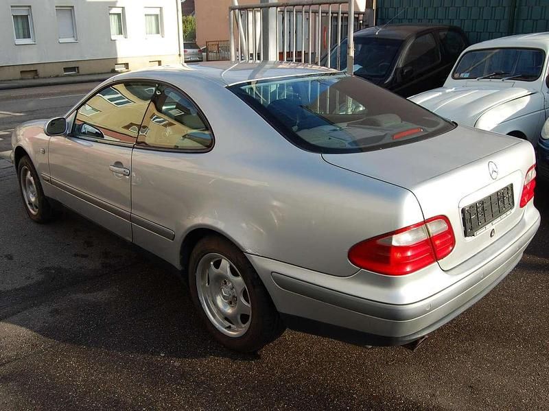 Gebraucht Mercedes CLK230 193 PS (141 kW) 1999 Silber Coupé
