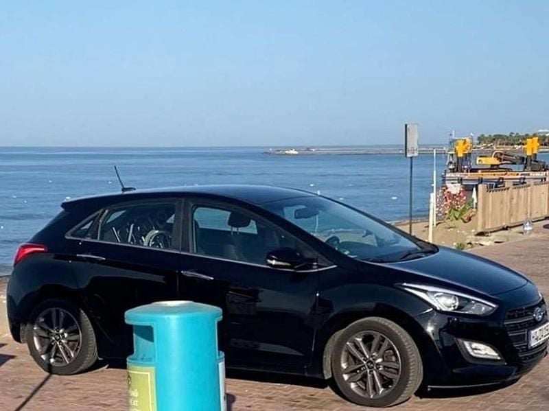 Phantom black / mic Gebraucht 2016 Hyundai i30 Premium Kleinwagen | 9.250 € (Superpreis) - Bild 1/4