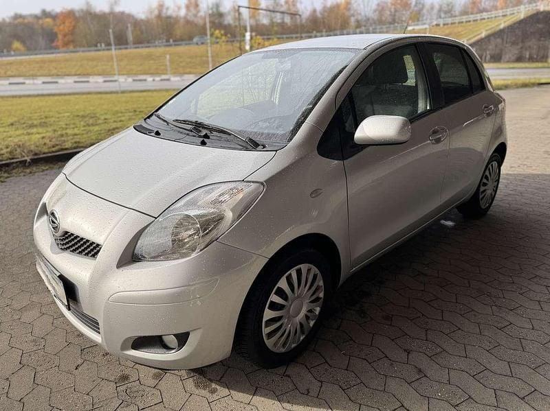 Silber Gebraucht 2011 Daihatsu Charade Kleinwagen | 6.999 € - Bild 1/4