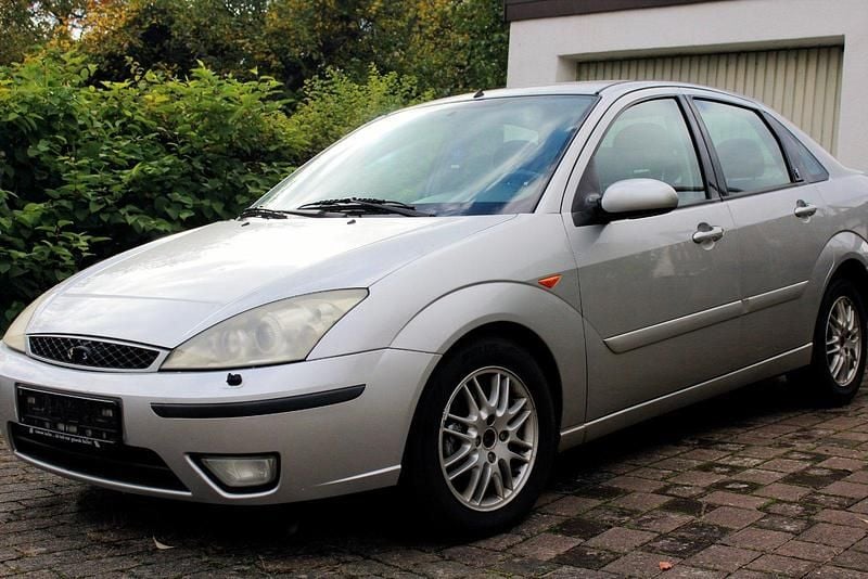 Silber Gebraucht 2002 Ford Focus Ghia Limousine | 750 € (Guter Preis) - Bild 1/4