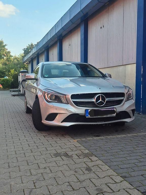 Silber Gebraucht 2014 Mercedes CLA180 Limousine | 13.990 € (Teuer) - Bild 1/4