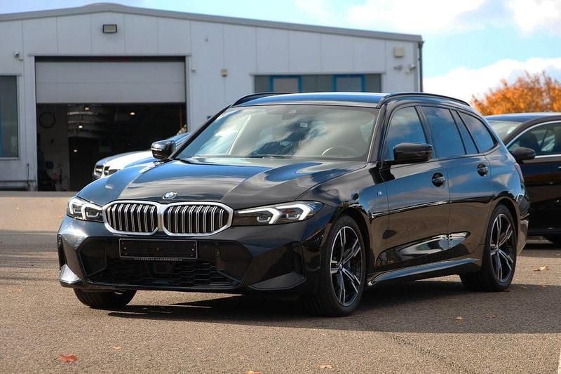 Black sapphire metallic Gebraucht 2024 BMW 330 M Sport Kombi | 36.290 € (Superpreis) - Bild 1/4