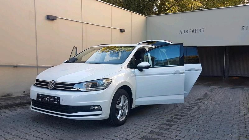 Weiß Gebraucht 2020 VW Touran Comfortline Van / Kleinbus | 23.000 € (Superpreis) - Bild 1/4