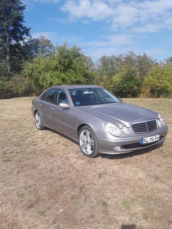 Silber Gebraucht 2003 Mercedes E240 Avantgarde Limousine | 3.900 € (Guter Preis) - Bild 1/4