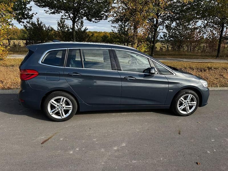 Grau Gebraucht 2015 BMW 220 Gran Tourer Luxury Line Van / Kleinbus | 13.299 € (Fairer Preis) - Bild 1/4