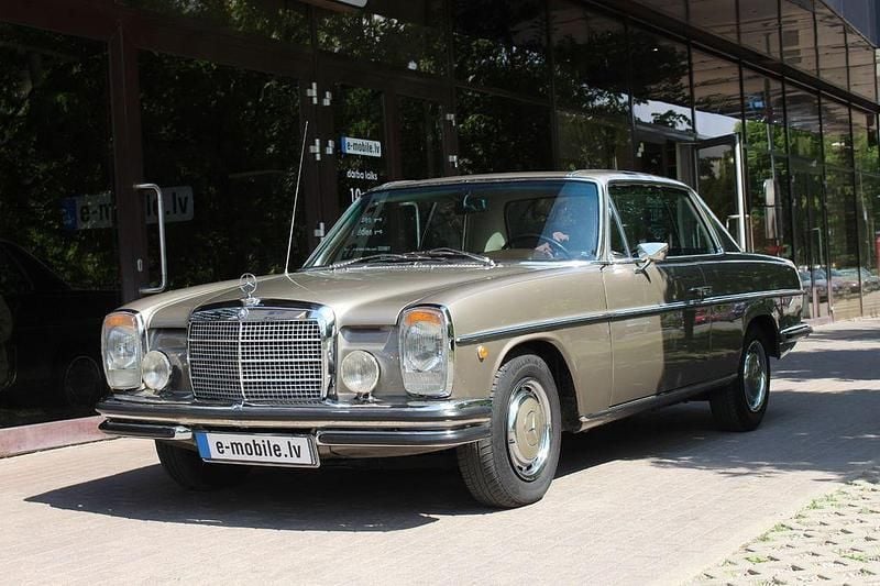 Braun Gebraucht 1969 Mercedes W114 | 15.450 € - Bild 1/4