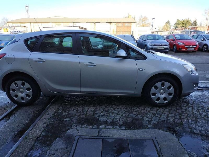 Gebraucht Opel Astra Selection 101 PS (74 kW) 2011 Argon silber Kleinwagen