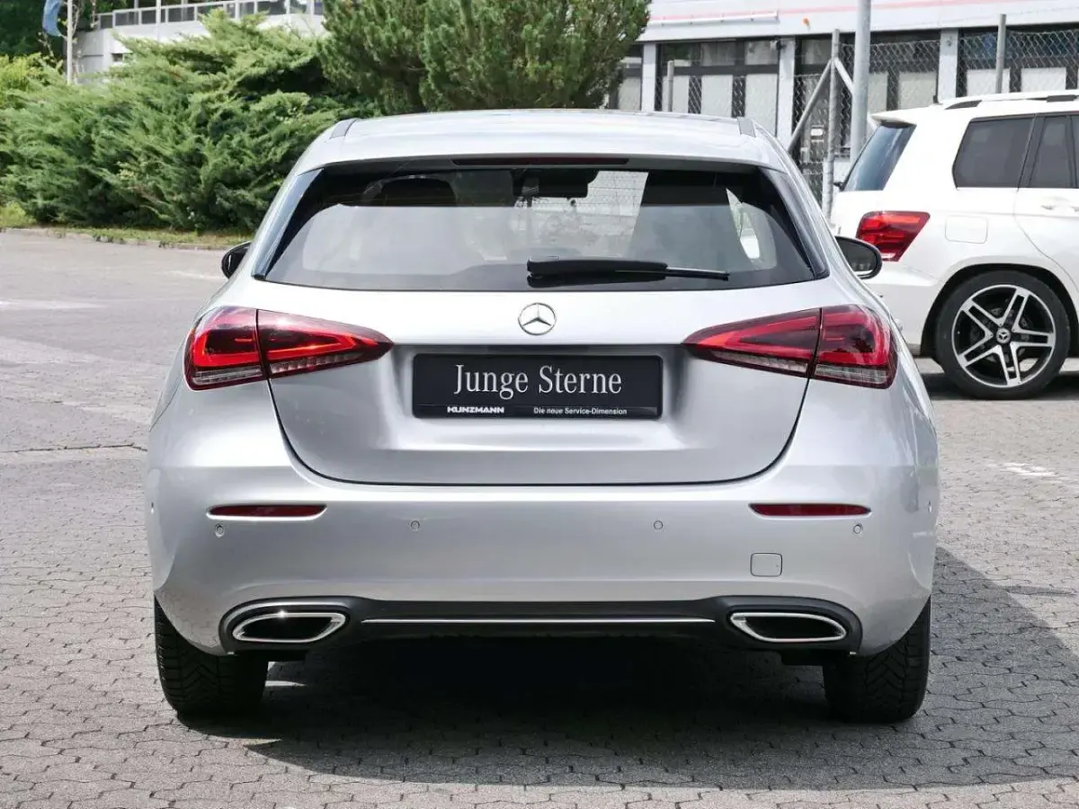 Gebraucht Mercedes A200 Progressive 163 PS (119 kW) 2021 Iridiumsilber metallic Limousine