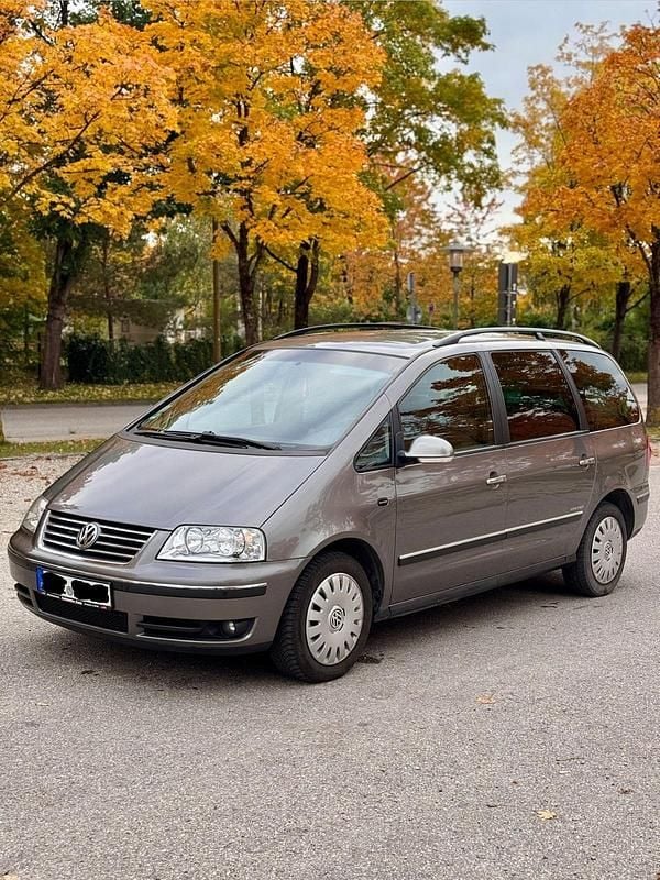 Grau Gebraucht 2009 VW Sharan Van / Kleinbus | 9.800 € - Bild 1/4