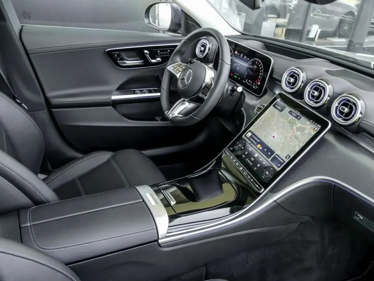 Gebraucht Mercedes C300e Avantgarde 204 PS (150 kW) 2025 Blau Limousine