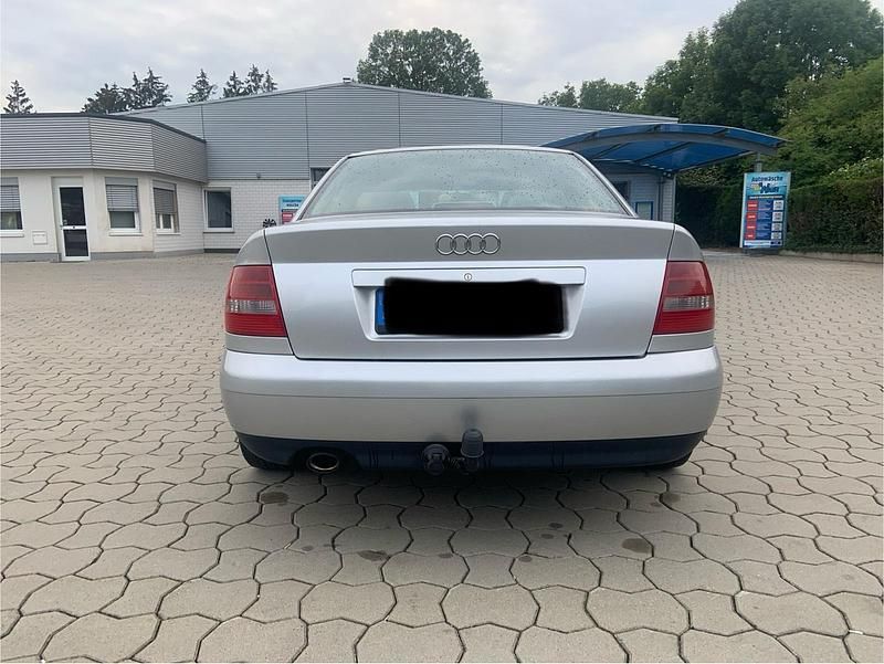 Gebraucht Audi A4 101 PS (74 kW) 2000 Silber Limousine