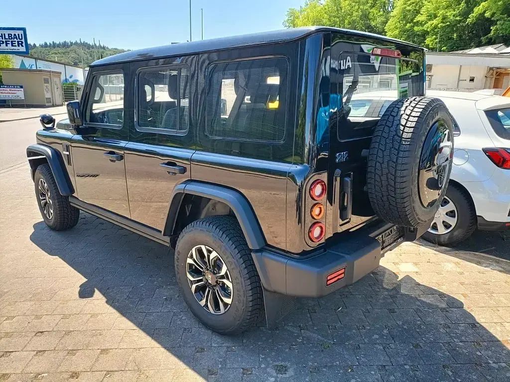 Neu BAW 212 166 PS (122 kW) 2026 Schwarz SUV