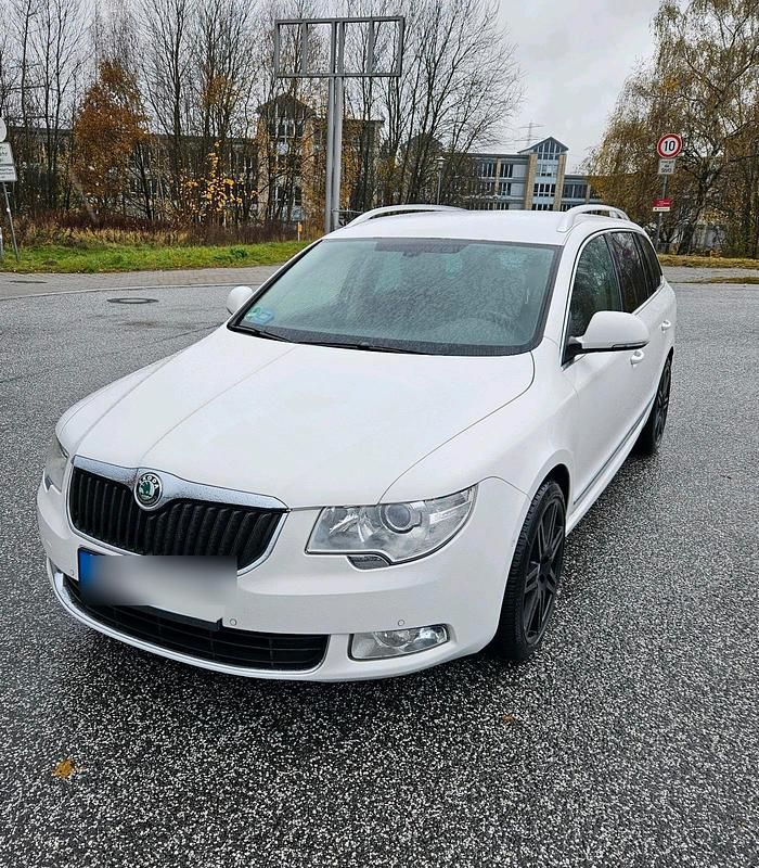 Weiß Gebraucht 2009 Skoda Superb Elegance Kombi | 9.999 € - Bild 1/4