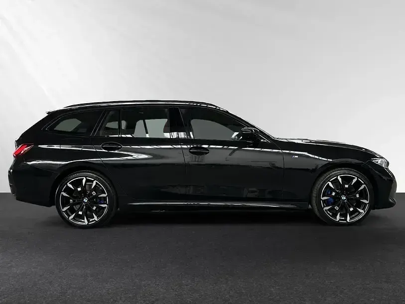 Gebraucht BMW 330e M Sport 292 PS (214 kW) 2025 Black sapphire metallic Kombi