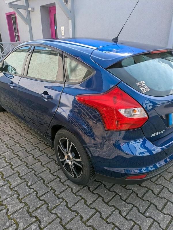Gebraucht Ford Focus SYNC Edition 125 PS (91 kW) 2014 Blau Limousine