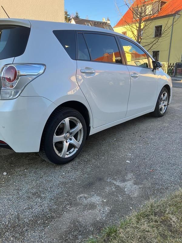 Gebraucht Toyota Verso 126 PS (92 kW) 2013 Weiß Van / Kleinbus