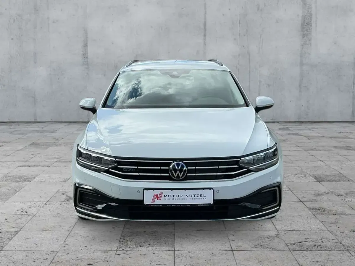 Gebraucht VW Passat GTE 218 PS (160 kW) 2022 2y gletscherweiß metallic Kombi