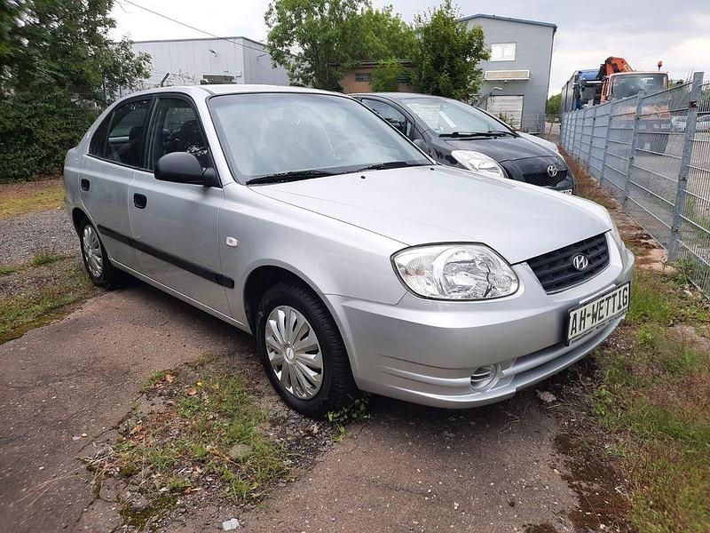 Silber Gebraucht 2004 Hyundai Accent Limousine | 2.999 € - Bild 1/4