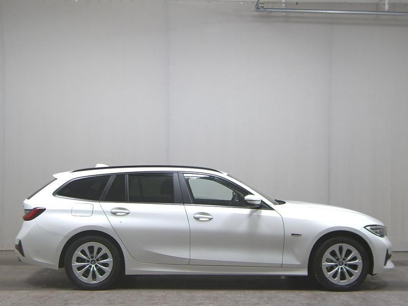 Alpinweiss iii Gebraucht 2022 BMW 330e Advantage Kombi | 22.980 € (Guter Preis) - Bild 1/4