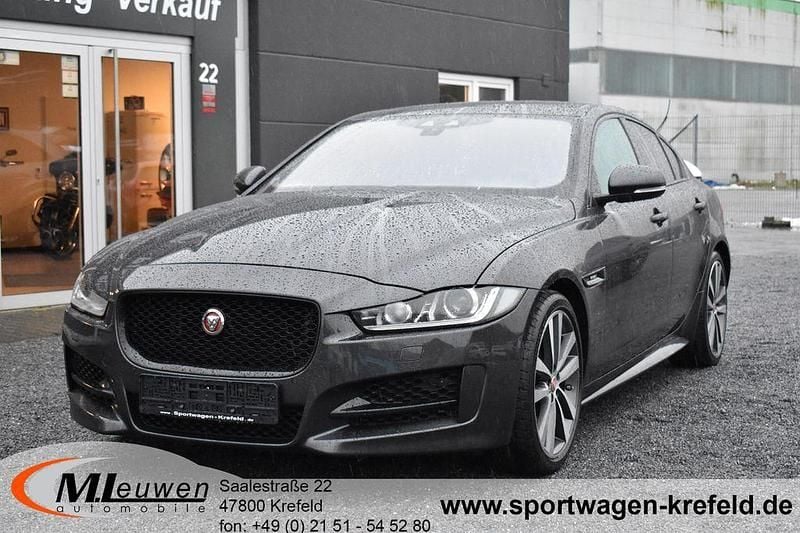 Grau Gebraucht 2016 Jaguar XE R-Sport Limousine | 15.950 € (Etwas zu teuer) - Bild 1/4
