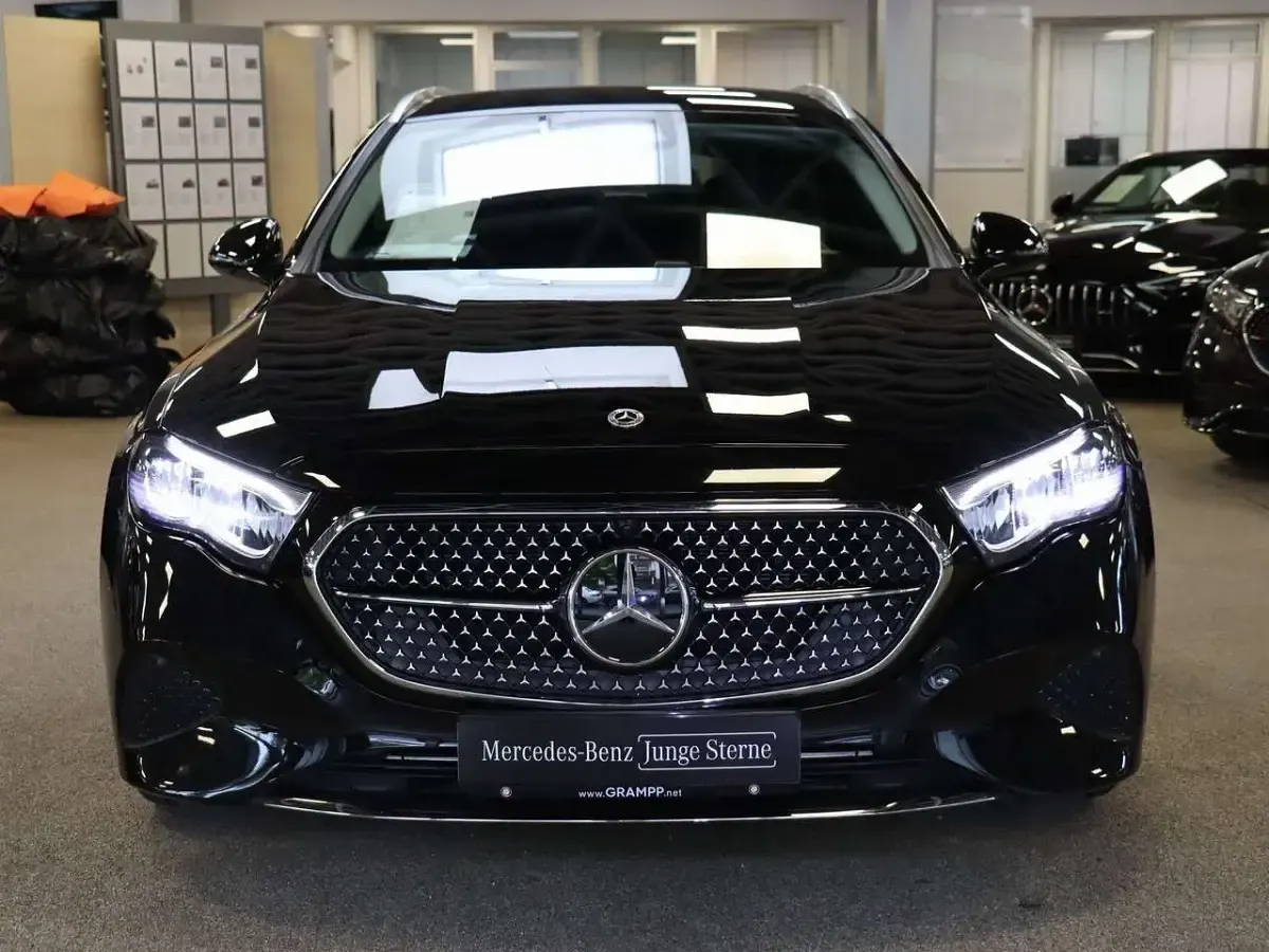 Gebraucht Mercedes E300 Avantgarde 313 PS (230 kW) 2025 Lack obsidianschwarz Kombi