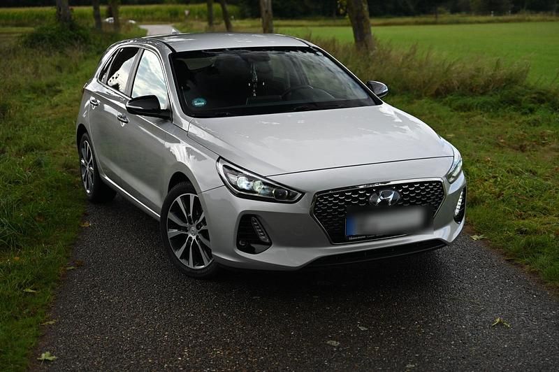 Silber Gebraucht 2019 Hyundai i30 Limousine | 12.999 € (Etwas zu teuer) - Bild 1/4