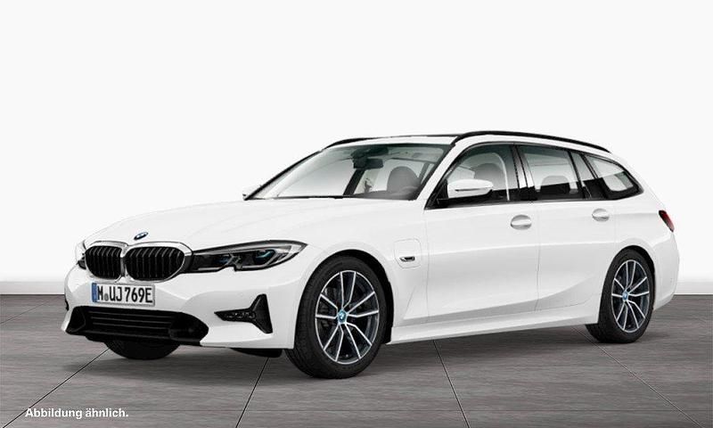 Weiß Gebraucht 2021 BMW 330e Sport Line Kombi | 30.990 € (Fairer Preis) - Bild 1/3