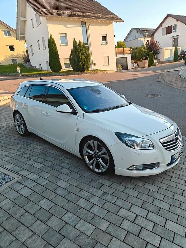 Weiß Gebraucht 2010 Opel Insignia Sport Kombi | 6.000 € (Etwas zu teuer) - Bild 1/4