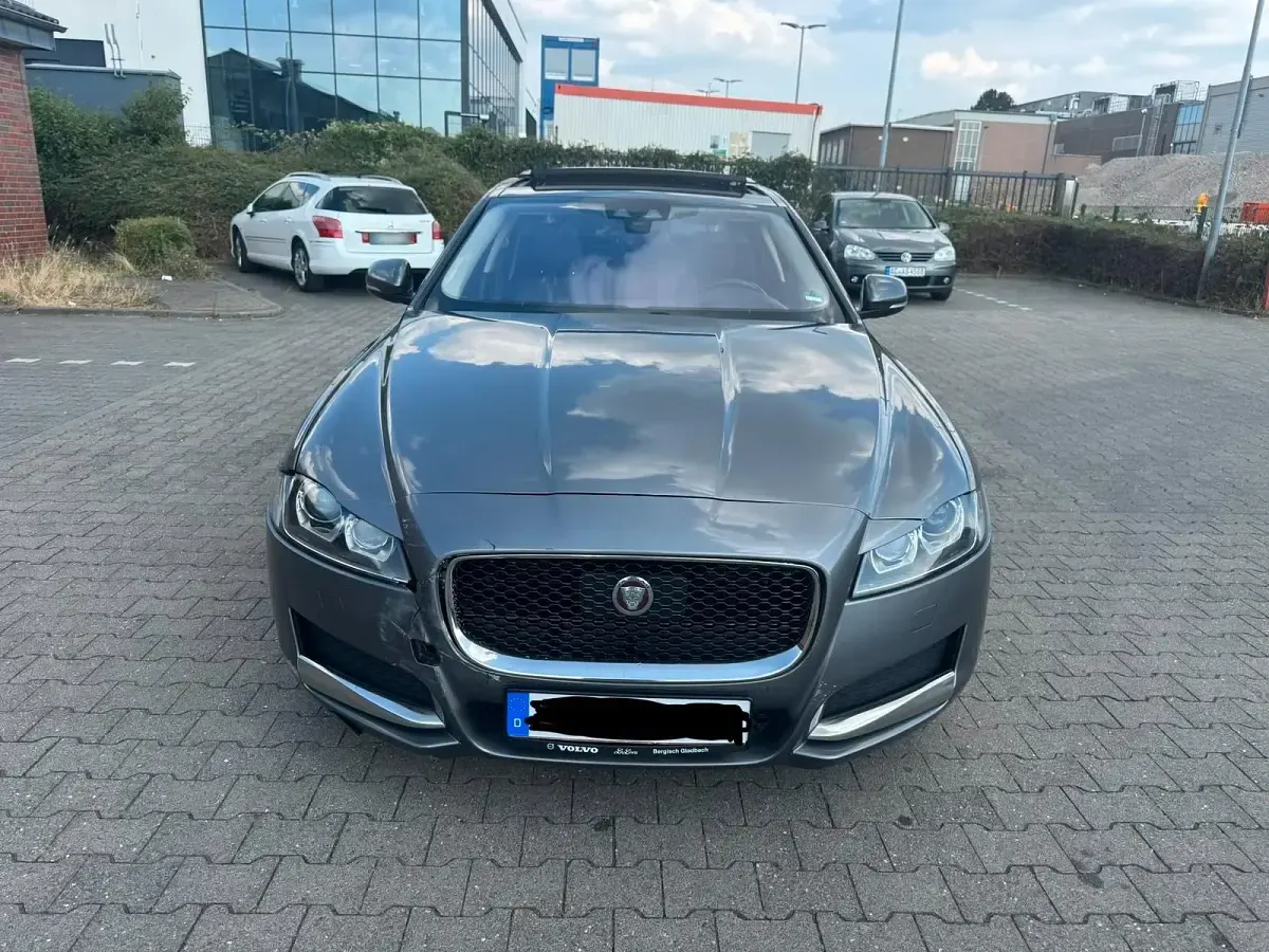 Gebraucht Jaguar XF Prestige 163 PS (119 kW) 2016 Grau Limousine